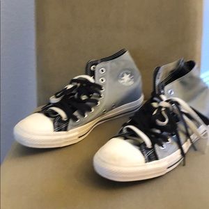 Men converse